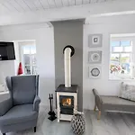 Ferienhaus Huus Ant Diek, Mit Maisonette In Deichnähe, Nähe Norddeich