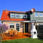 Ferienhaus Huus Ant Diek, Mit Maisonette In Deichnähe, Nähe Norddeich