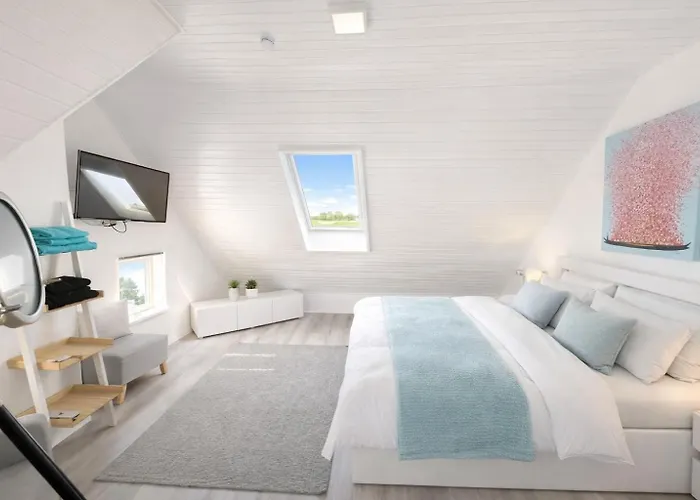Ferienhaus Huus Ant Diek, Mit Maisonette In Deichnähe, Nähe Norddeich *