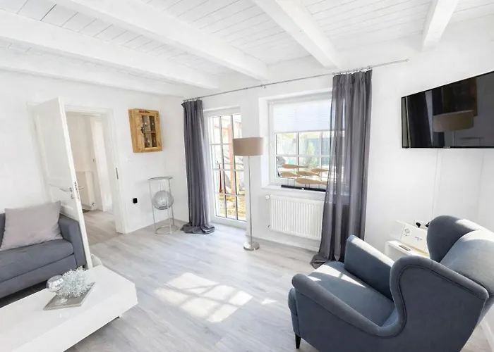 Huus Ant Diek, Mit Maisonette In Deichnähe, Nähe Norddeich Ferienhaus *